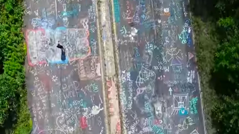 Ο δρόμος του γκράφιτι δίνει χρώμα σε μια πόλη-φάντασμα