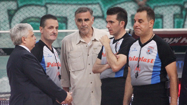 «Ερυθρόλευκα» παράπονα για τη διαιτησία: «Το παιχνίδι δεν παίχτηκε στις τέσσερις γραμμές»