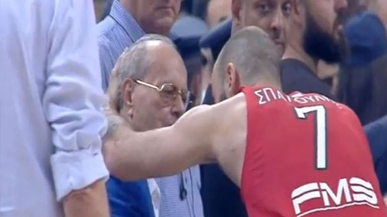 Το φιλί και η αγκαλιά του Σπανούλη στον Θανάση Γιαννακόπουλο