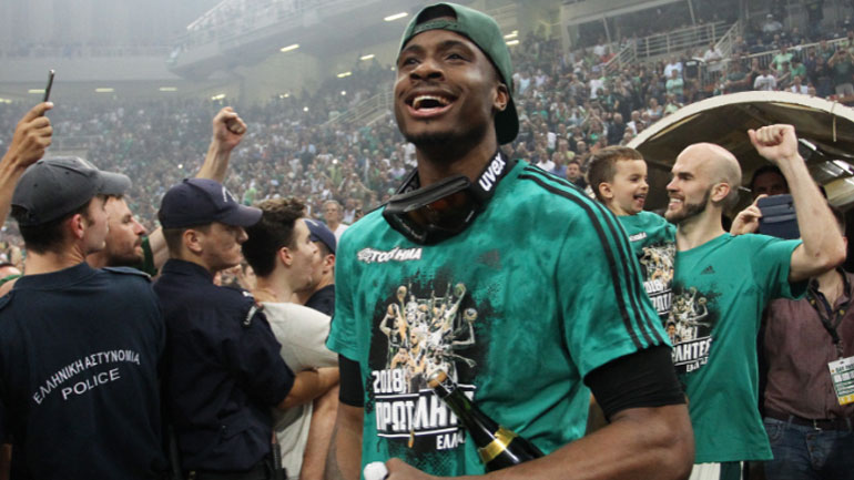 Ο Αντετοκούνμπο αφιέρωσε το πρωτάθλημα στον πατέρα του