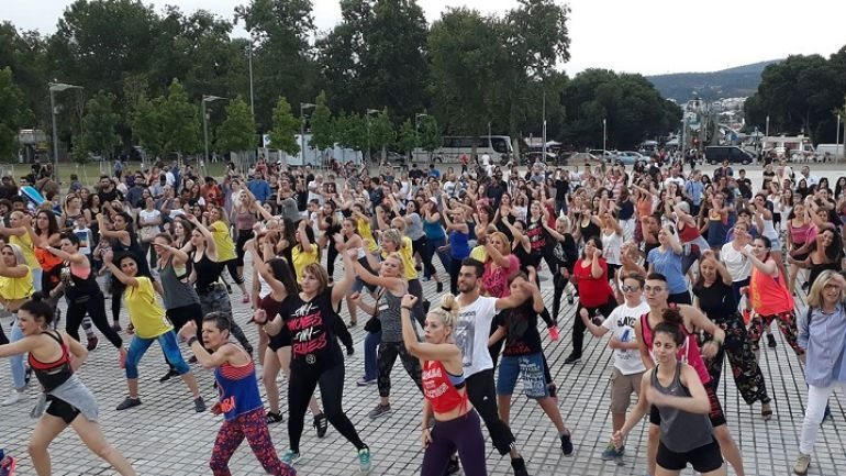 Δεκάδες γυναίκες και άνδρες χόρεψαν zumba στη νέα παραλία Θεσσαλονίκης