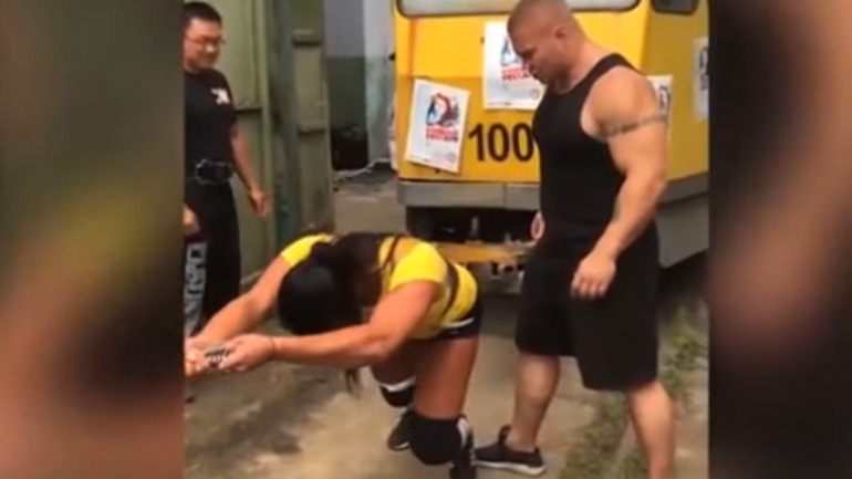 Γυναίκα bodybuilder τραβάει τραμ 22 τόνων