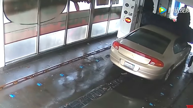 Το πλύσιμο θα του κοστίσει πολύ ακριβά!