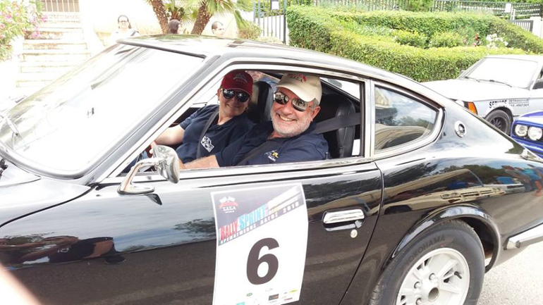 Στράτης Χατζηπαναγιώτου και Ρένα Γκίνη πίσω από το τιμόνι ενός Datsun 240Z