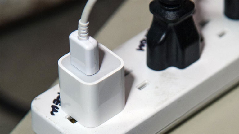 Πειράζει να αφήνω τον φορτιστή μου στην πρίζα;