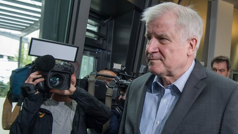 Προθεσμία δύο εβδομάδων για ευρωπαϊκή λύση δίνει στην Μέρκελ ο Ζεεχόφερ