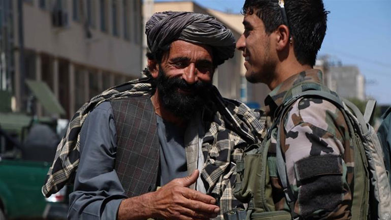 Οι Ταλιμπάν είναι εξοργισμένοι με τα μέλη τους που τράβηξαν selfies με Αφγανούς στρατιώτες