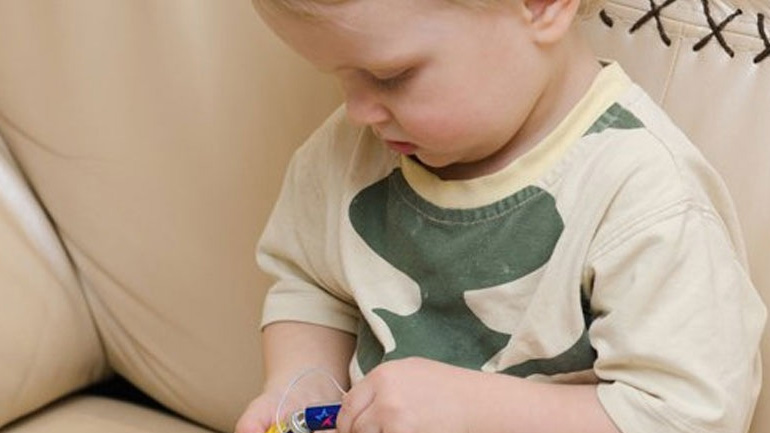 Τι να κάνετε αν το παιδί σας καταπιεί κάποια μικρή στρογγυλή μπαταρία