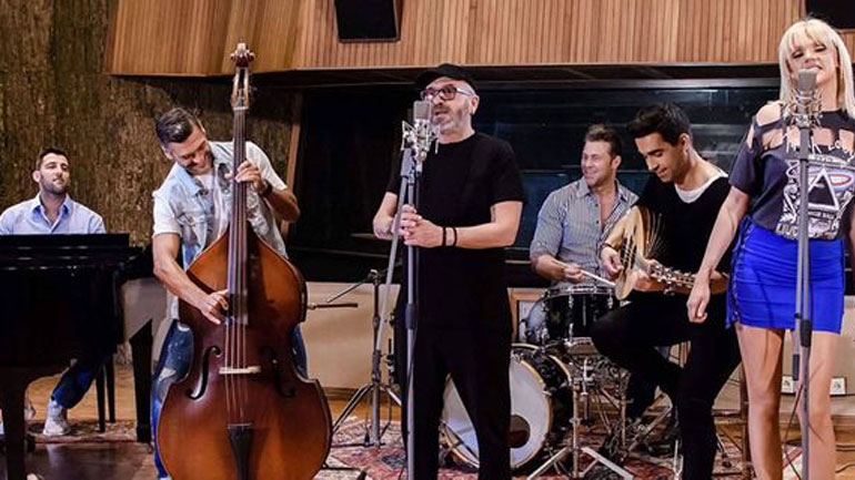 Σ.Γονίδης: «Χαλί θα γίνει» για τη σύζυγό του και τους επώνυμους φίλους στη νέα του επιτυχία