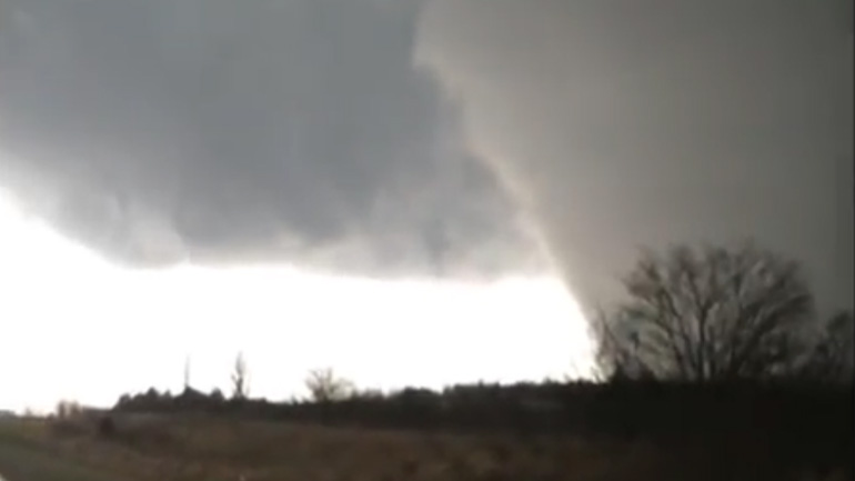 Ανεμοστρόβιλος περνά μπροστά από αυτοκίνητο