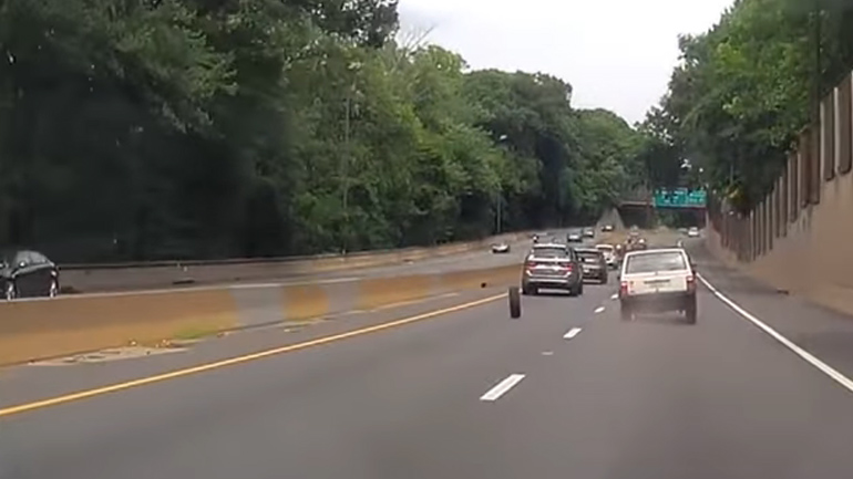 Του έφυγε ο τροχός στον αυτοκινητόδρομο!