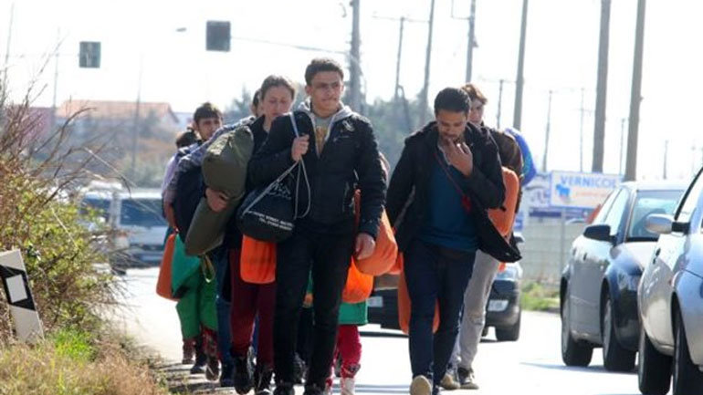 Θεσσαλονίκη: Εγκατέλειψαν 41 πρόσφυγες στην Εθνική οδό – ανάμεσα τους 21 ανήλικοι