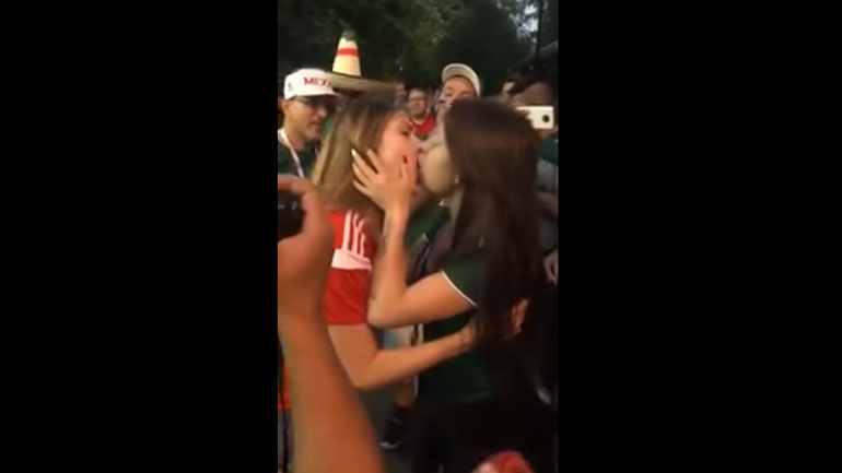 To Mουντιάλ ενώνει: Τα καυτά φιλιά Μεξικανής με Ρωσίδα!