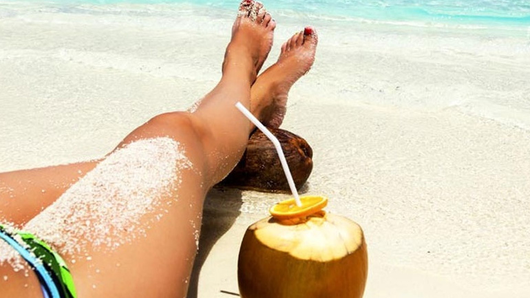 Αυτό είναι το αγαπημένο χρώμα του καλοκαιριού στα νύχια!