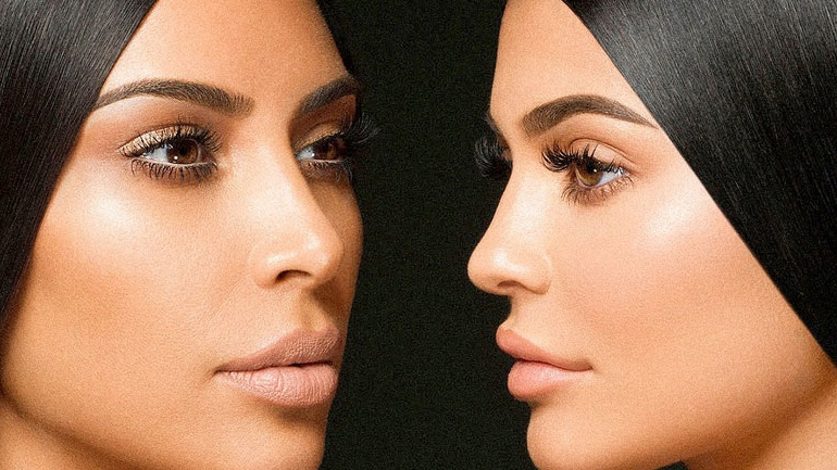 Η νέα εμφάνιση της Kylie Jenner που δείχνει ότι ακολουθεί πιστά την Kim Kardashian