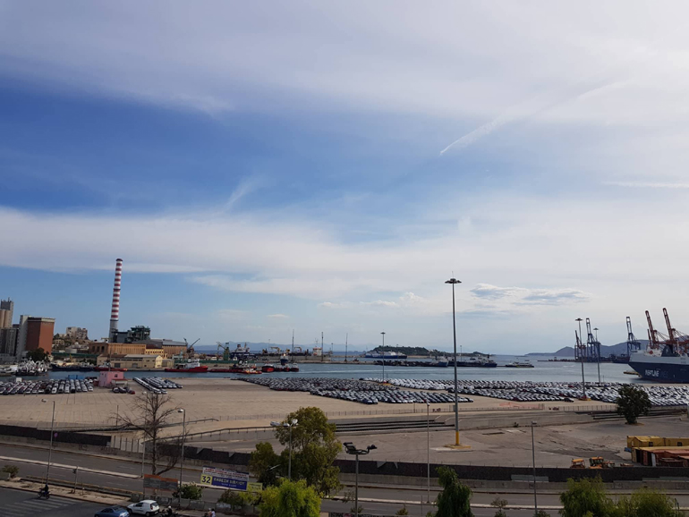 Καθημερινά εκατοντάδες ή και χιλιάδες αυτοκίνητα περνούν από το λιμάνι του Πειραιά