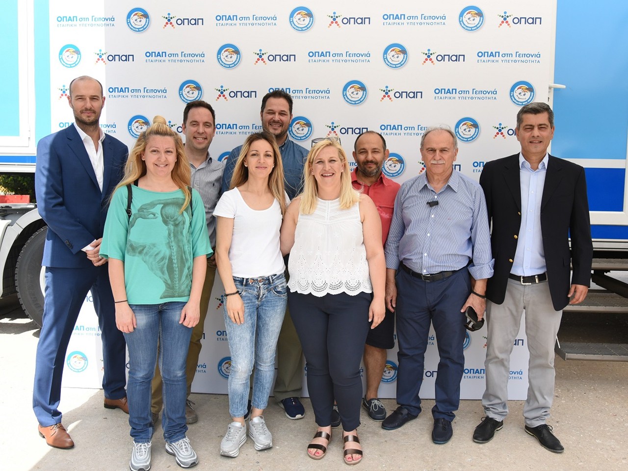 Πετρ Ματεγιόφσκι, Chief Customer Officer ΟΠΑΠ, Οδυσσέας Χριστοφόρου, Επικεφαλής Εταιρικών και Ρυθμιστικών Υποθέσεων ΟΠΑΠ με συνεργάτες του δικτύου πρακτορείων ΟΠΑΠ και καταστημάτων Play ΟΠΑΠ Περιστερίου