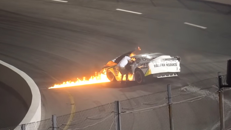 Πατέρας σώζει τον γιο του από το φλεγόμενο όχημα