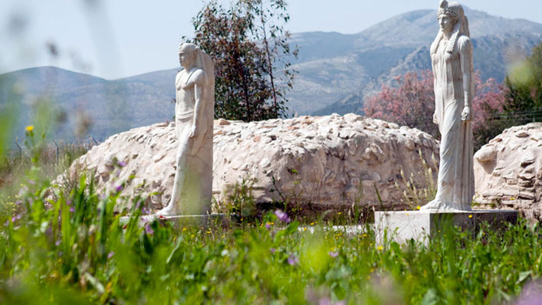 Άγνωστοι προκάλεσαν φθορές σε αντίγραφα αγαλμάτων στο Ιερό της Μπρεξίζας Μαραθώνα