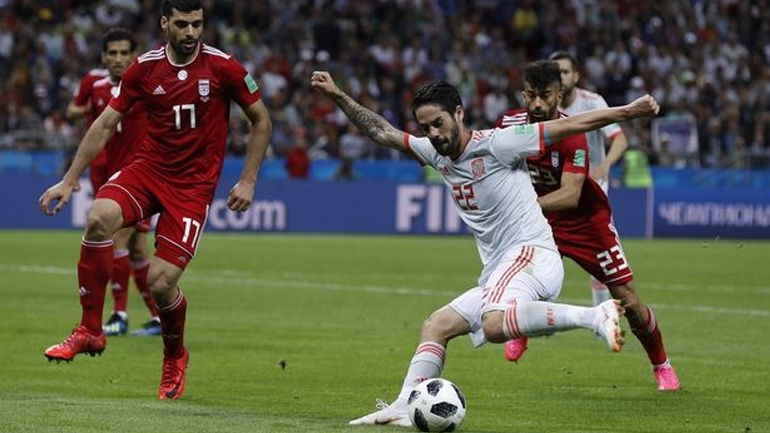 Ο Ίσκο έσωσε πουλάκι εν ώρα αγώνα!