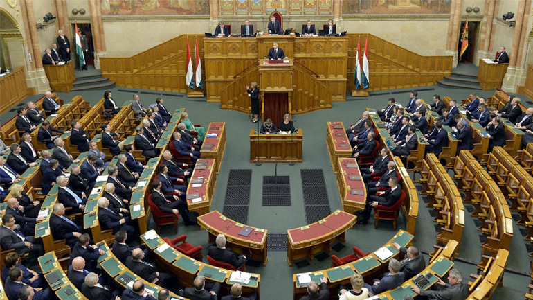 Ουγγαρία: Εγκρίθηκε το νομοσχέδιο που ποινικοποιεί την παροχή βοήθειας σε παράτυπους μετανάστες