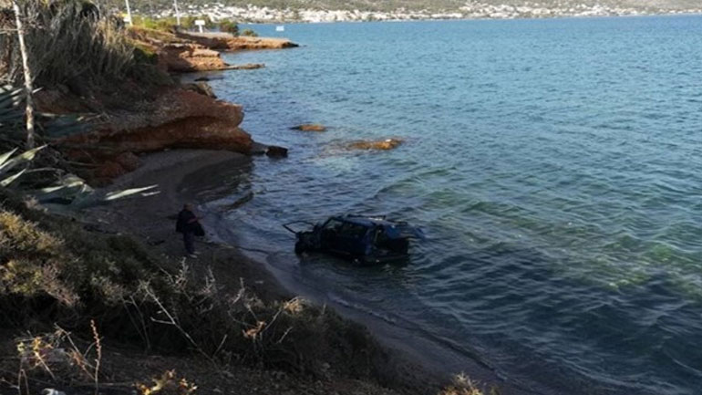 Σαλαμίνα: «Βουτιά» ΙΧ στη θάλασσα – τραυματίας η οδηγός