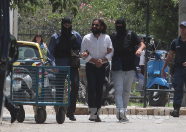 Ο Κ. Μπαρμπαρούσης με χειροπέδες στα δικαστήρια