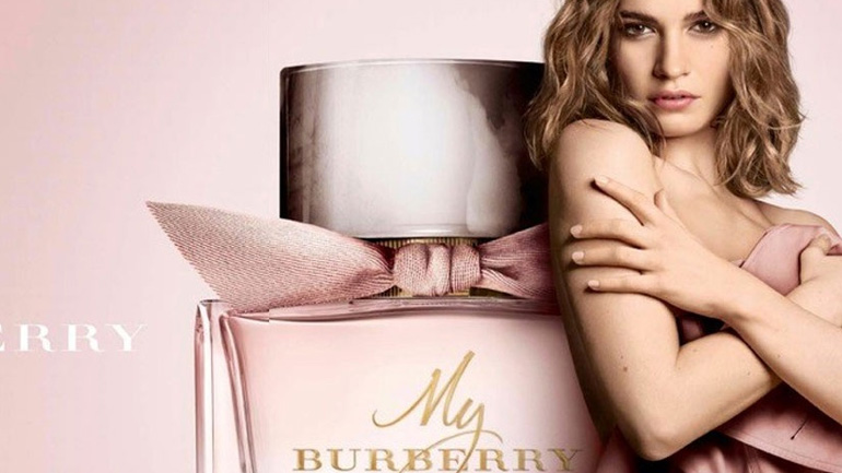 Η Lily James είναι το νέο brand face του αρώματος «My Burberry»