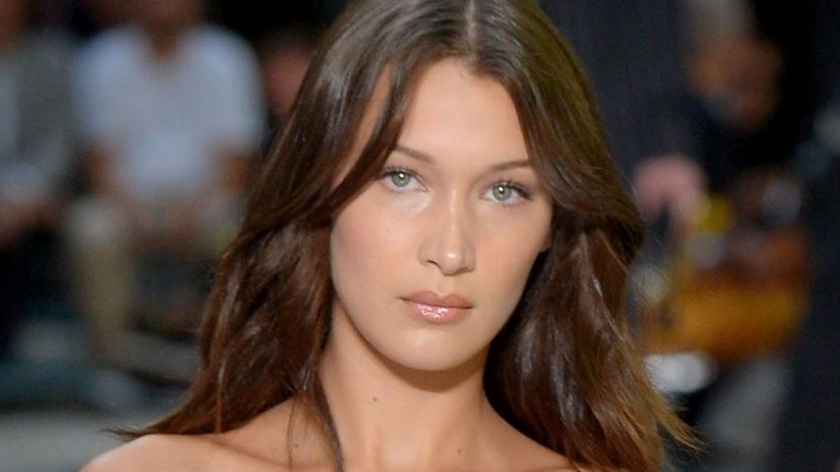 H εκκεντρική εμφάνιση της Bella Hadid με τα πιο ιδιαίτερα παπούτσια της σεζόν