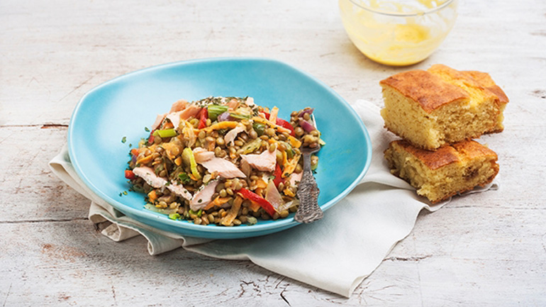 Σολoμός στη λαδόκολλα με πολύχρωμες φακές