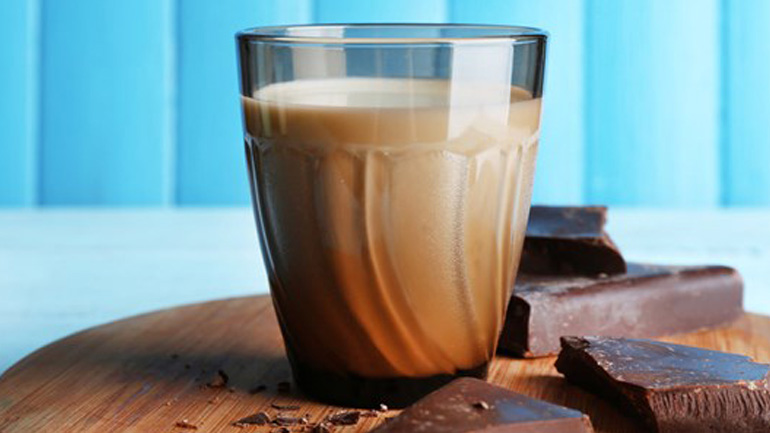 Γρήγορη αποκατάσταση: φτιάξε μόνος σου σοκολατούχο γάλα