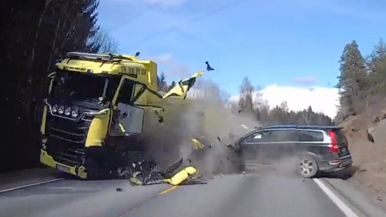 Πλαγιομετωπική σύγκρουση μεταξύ SUV και νταλίκας