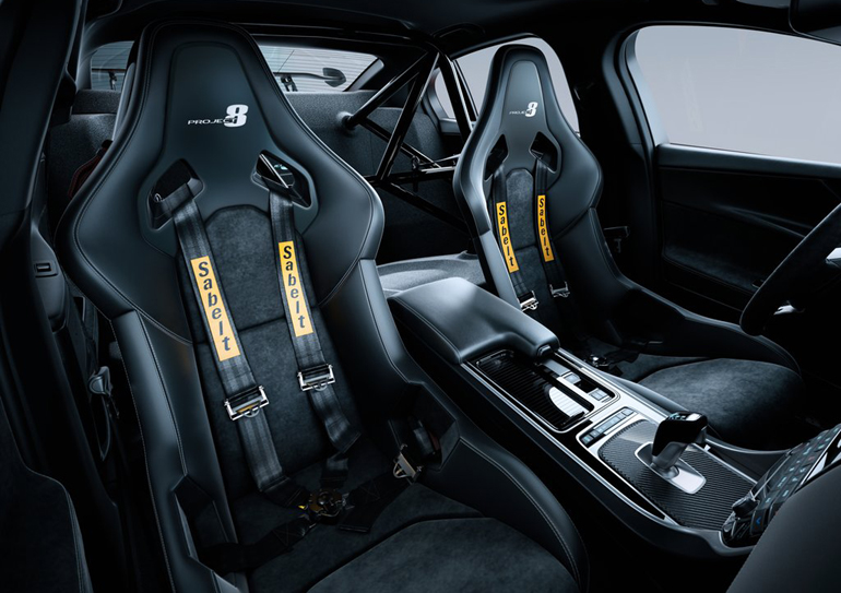 Μπάκετ καθίσματα και ζώνες αγωνιστικού τύπου