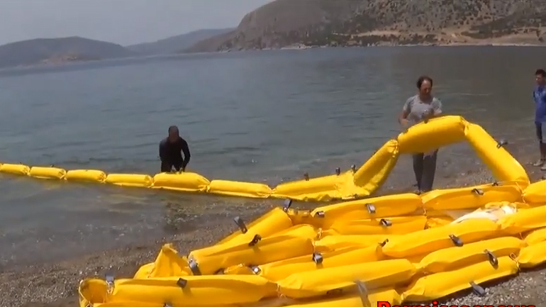 Πώς τοποθετείται το πλωτό φράγμα στις ακτές για τις τσούχτρες