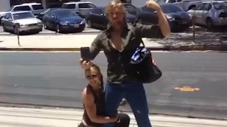 Ξεκαρδιστικό βίντεο με ζευγάρι που στήνεται να βγάλει selfie… έξω από εταιρεία!