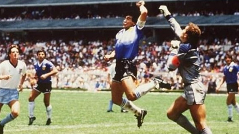 Τι έγινε στο περιβόητο ”γκολ του Μαραντόνα με το χέρι του… Θεού”!