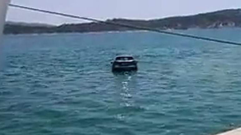 Πτώση οχήματος στη θάλασσα στη Σαλαμίνα – Καλά στην υγεία της η 44χρονη οδηγός του