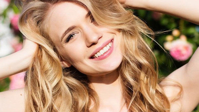 Πώς θα «ανοίξεις» τα μαλλιά σου φυσικά, εύκολα και γρήγορα