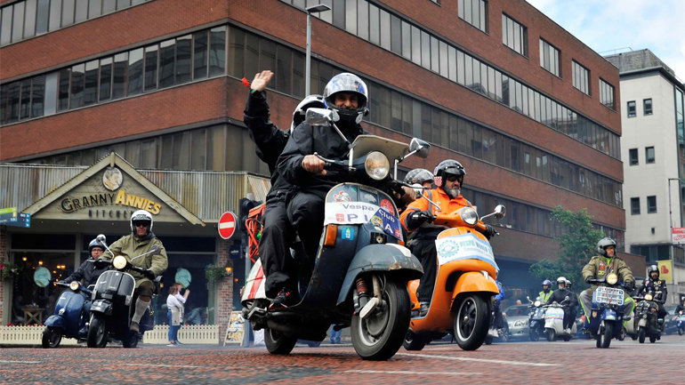 Vespa World Days 2018: Παρέλαση με ..3.000 βέσπες! Vespa World Days 2018: Παρέλαση με ..3.000 βέσπες!