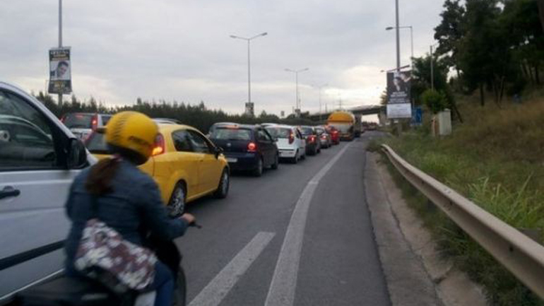 Καραμπόλα με τραυματίες και μποτιλιάρισμα στη Μουδανιών