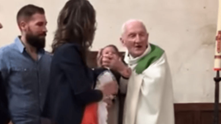 Γαλλία: Σάλος με ιερέα που χαστούκισε μωρό κατά τη διάρκεια βάπτισης