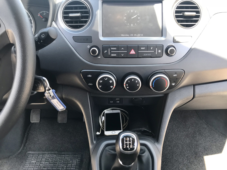 Πολλές θήκες για μικροαντικείμενα, θύρες USB και AUX αλλά και Bluetooth για ασύρματη σύνδεση του κινητού με την οθόνη πολυμέσων