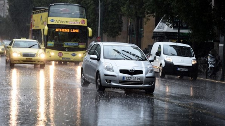 Σφοδρή καταιγίδα στην Αθήνα – Ακινητοποιημένα ΙΧ στο Κερατσίνι