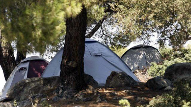 Χειροπέδες σε πέντε άτομα για ελεύθερο κάμπινγκ στην Ελαία Τριφυλίας Χειροπέδες σε πέντε άτομα για ελεύθερο κάμπινγκ στην Ελαία Τριφυλίας