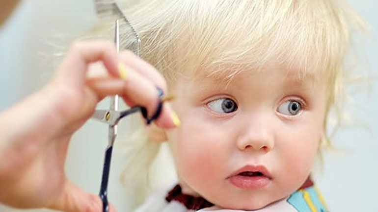 Όλα όσα πρέπει να γνωρίζετε για το πρώτο κούρεμα του παιδιού σας