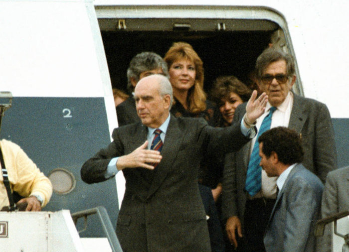 Επιστρέφοντας από την Αγγλία στην Ελλάδα συνοδευόμενος από την μετέπειτα σύζηγό του Δήμητρα Λιάνη