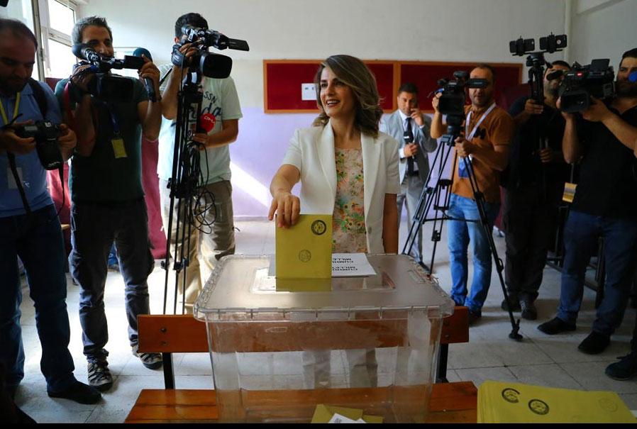Η σύζυγος του φυλακισμένου Κούρδου ηγέτη του HDP Σαλαχαντίν Ντεμιρτάς, κ. Başak Demirtaş, ψηφίζει στο εκλογικό τμήμα της περιοχής της