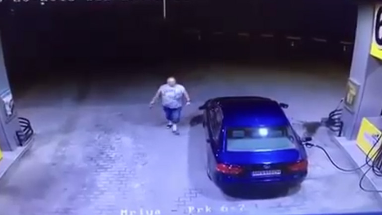 Ξέχασε να βγάλει το πιστόλι της βενζίνης και κατέστρεψε ολοσχερώς ένα βενζινάδικο