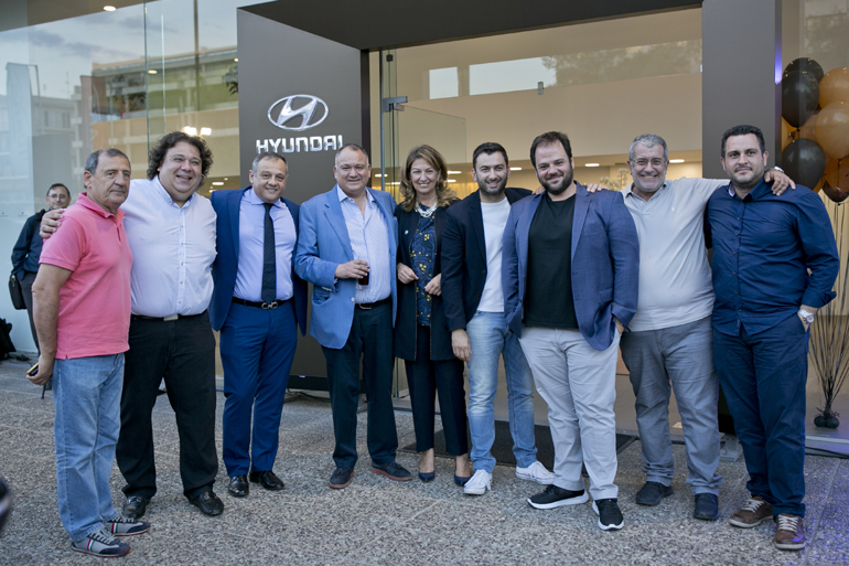 Από αριστερά: Κώστας Στεφανής, Πάρις Ποντίκας, Ανδρέας Χριστοφορίδης, Πάνος Δάβαρης, Ελένη Δαμάσκου, Βασίλης Σαρημπαλίδης, Τάκης Τρακουσέλλης, Στράτης Χατζηπαναγιώτου και Κώστας Φούζας