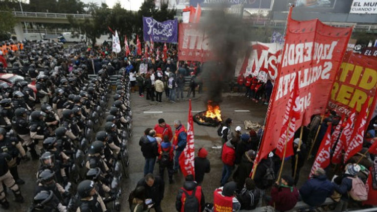 Αργεντινή: Στους δρόμους οι πολίτες διαμαρτυρόμενοι για τη λιτότητα και το ΔΝΤ